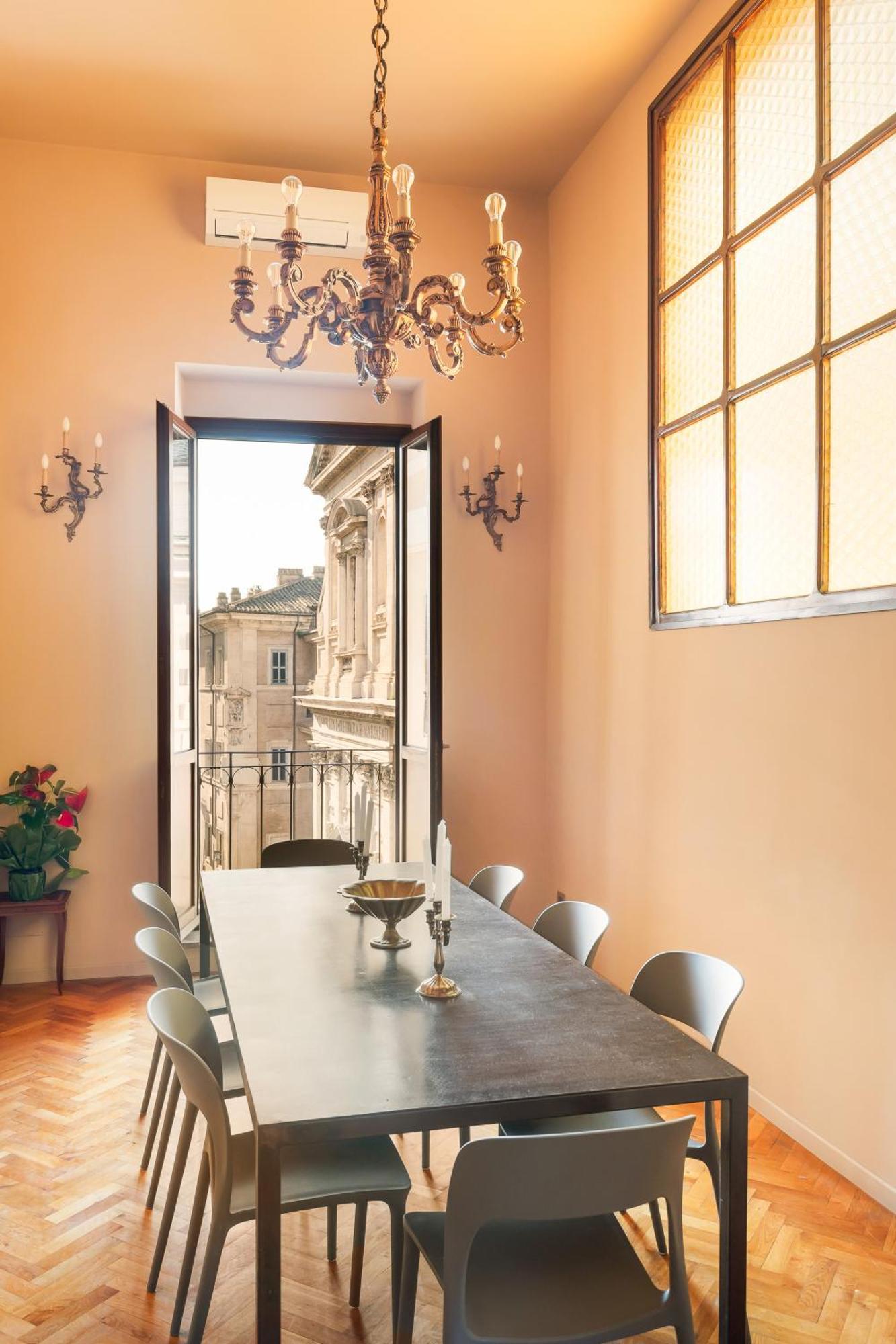 Casa Maestro, A Burghesius Roma